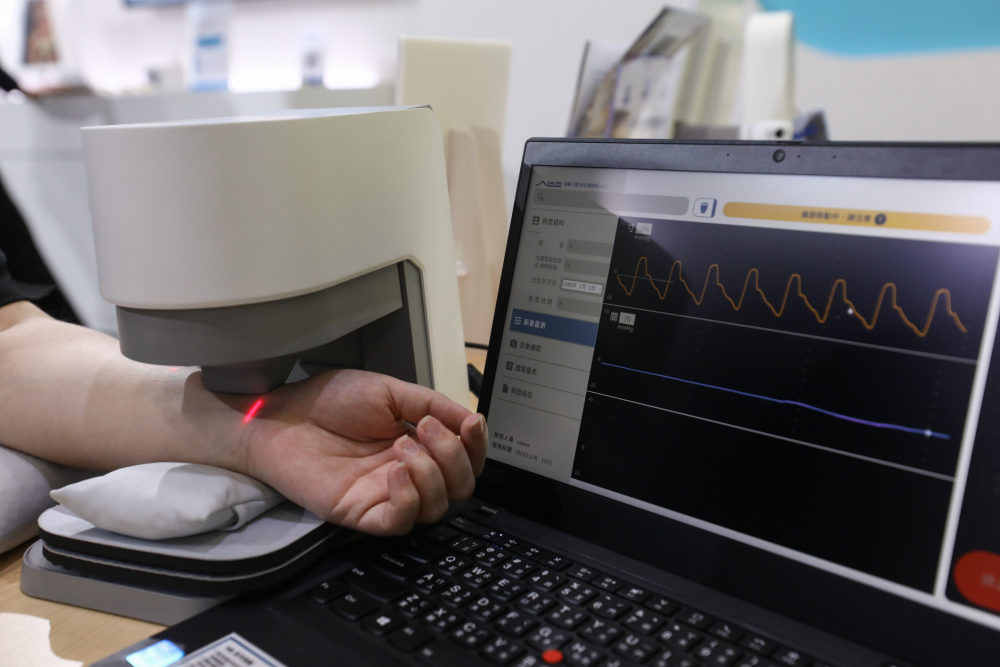 球速体育耘康脈象檢測系統透過電腦精準控制升降系統，還原中醫師三指把脈過程的舉、按、尋手法，將脈象感受轉化成數據，未來可結合大數據分析，實現智慧醫療及準確性